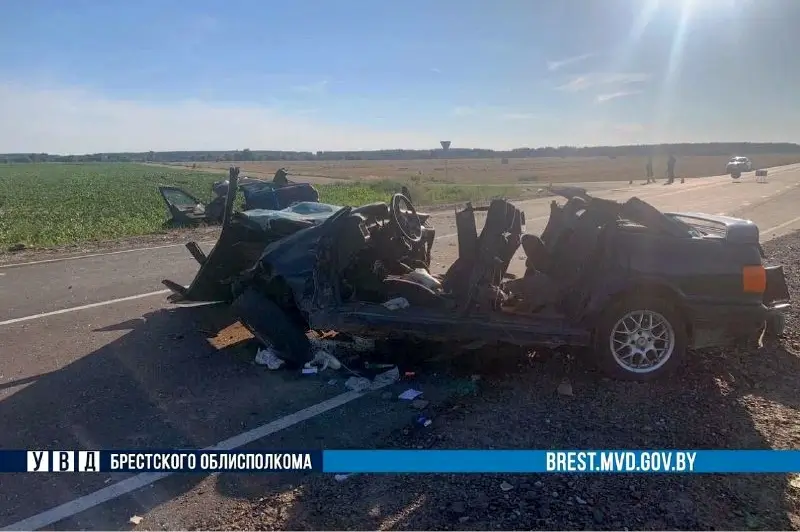 В Каменецком районе «Ауди» врезался во встречный «Пежо»: трех человек доставили в больницу