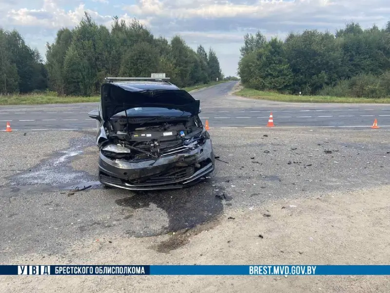 В Барановичском районе столкнулись два «Фольксвагена»: троих пассажиров спасали