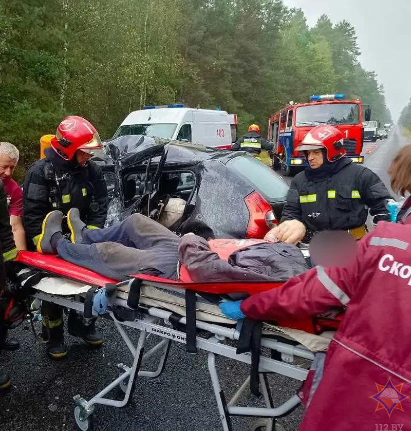 В Березовском районе грузовик смял легковушку: её 82-летнего водителя спасли