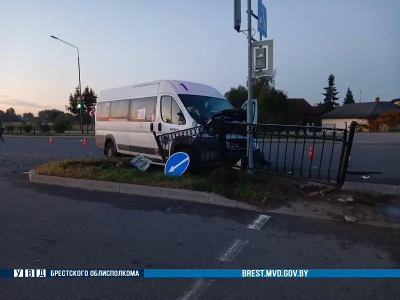 В Бресте легковушка врезалась в маршрутку: двое пострадавших