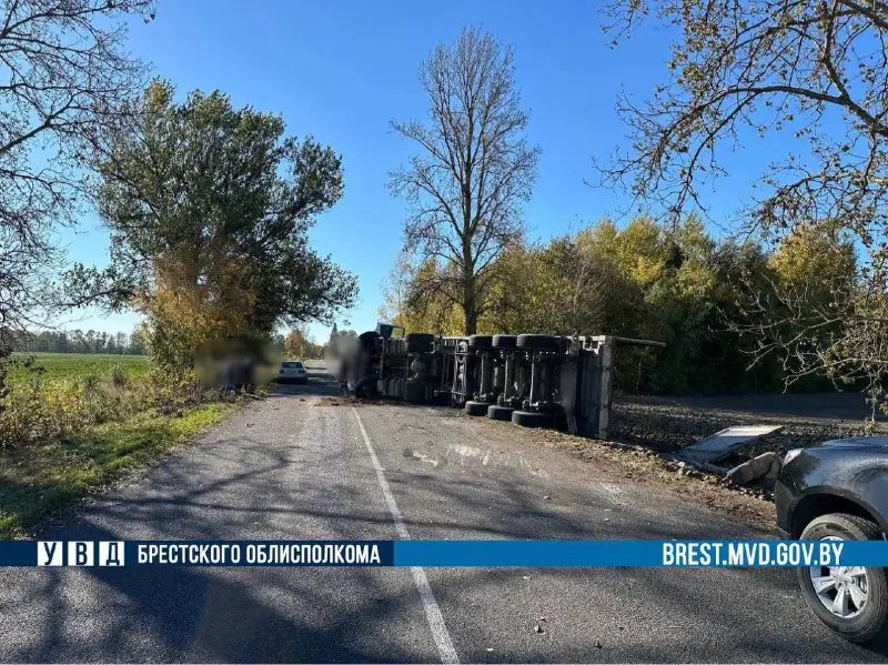 Под Жабинкой нетрезвый водитель опрокинул грузовик