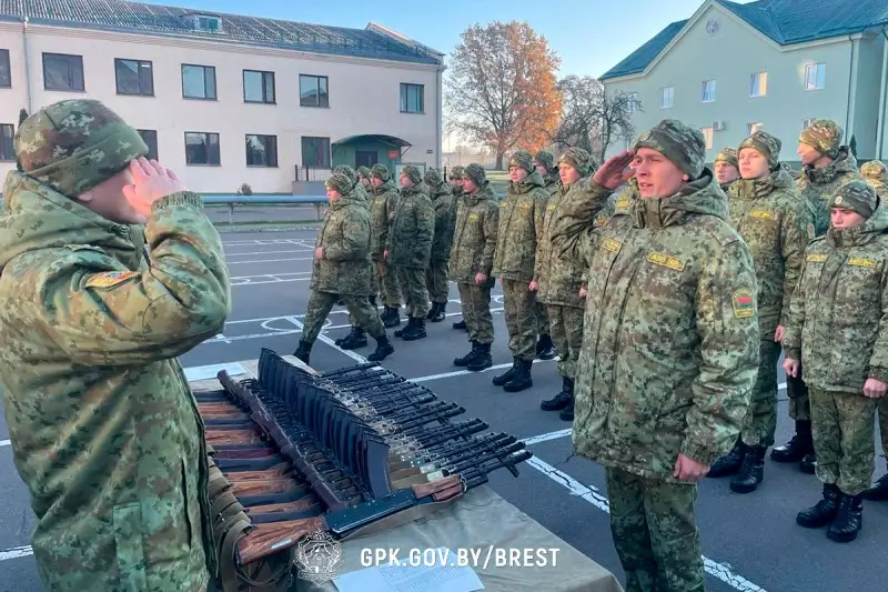 В Бресте молодому пополнению пограничников вручили оружие