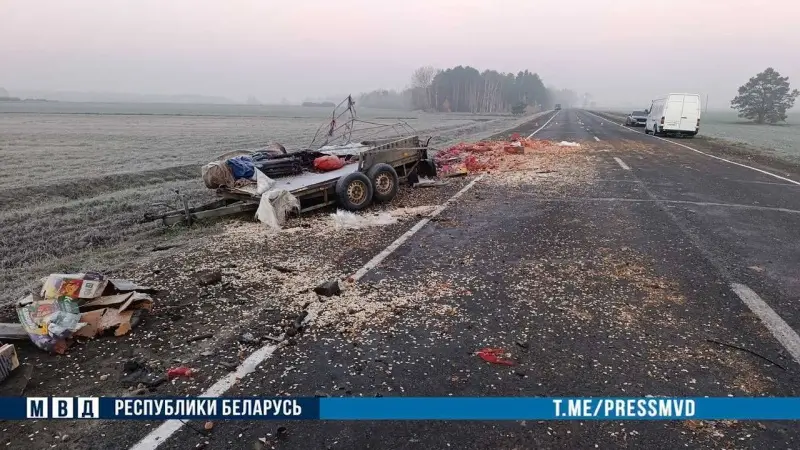 Под Пинском оторвавшийся прицеп врезался в легковушку: двое погибших