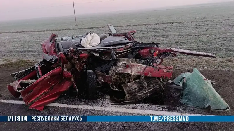 Под Пинском оторвавшийся прицеп врезался в легковушку: двое погибших