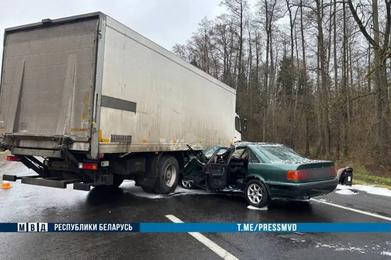 В Ивацевичском районе легковушка с тремя детьми врезалась в грузовик