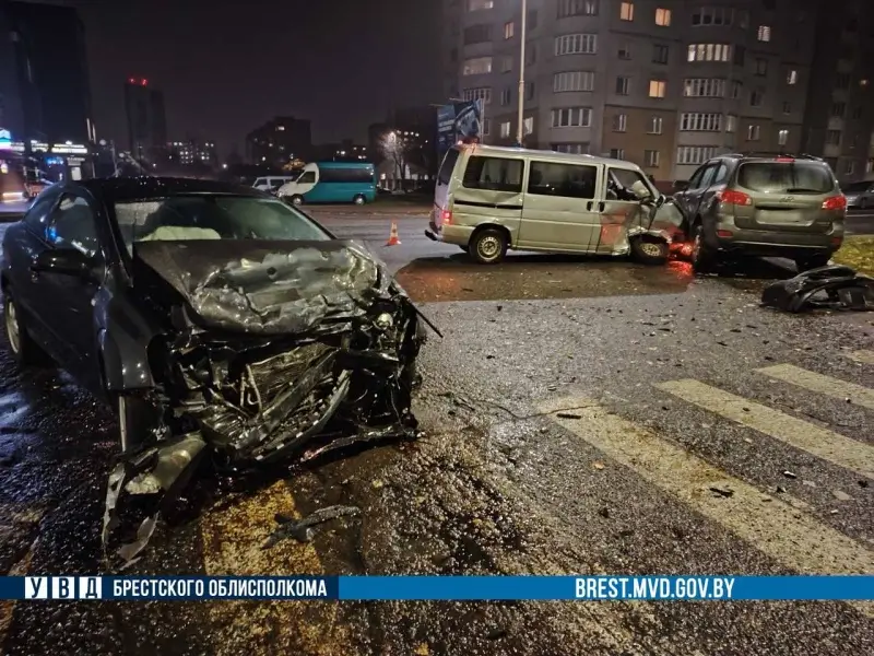 Нарушение на перекрестке: тройное ДТП в Барановичах