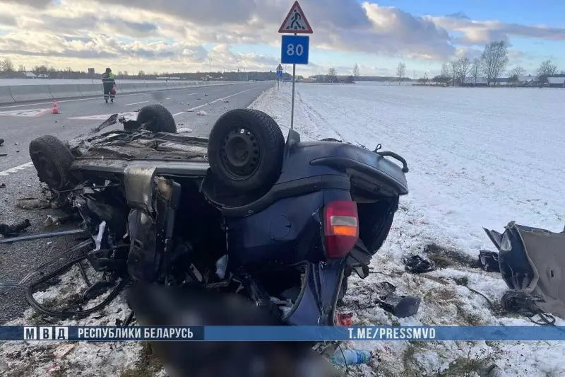 В Лидском районе «Опель» врезался в ограждение и перевернулся. Погибли четверо