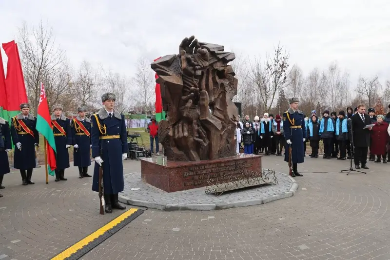 В Бресте открыли «Древо жизни» —  знак памяти жертв геноцида белорусского народа