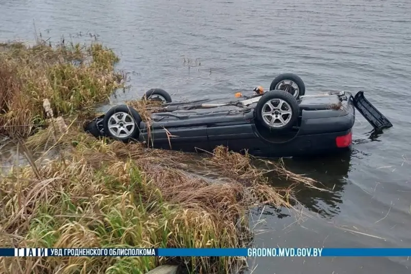 На Гродненщине машина опрокинулась в озеро. Водитель погиб