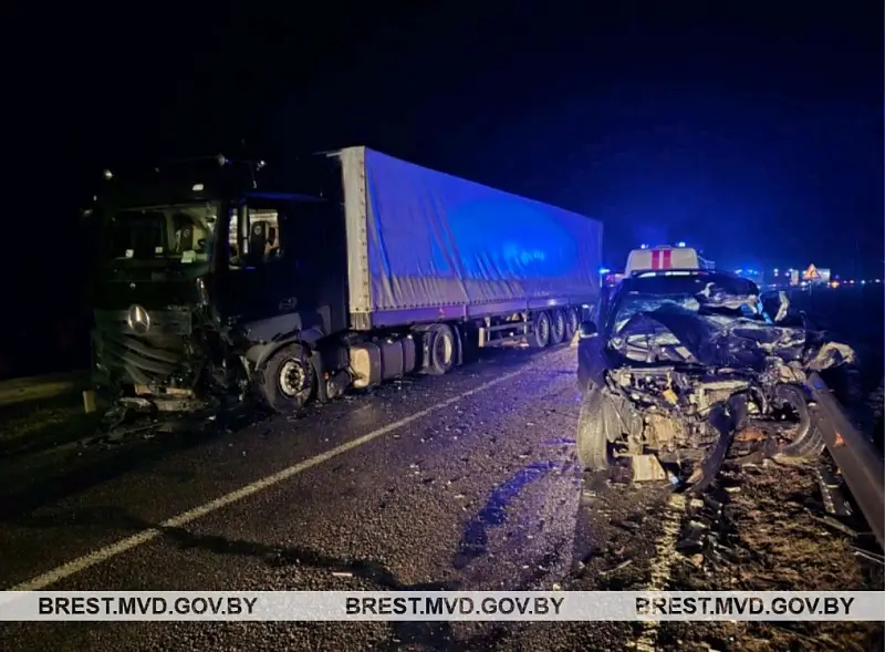 На Пинщине легковушка врезалась во встречную фуру: водитель погиб