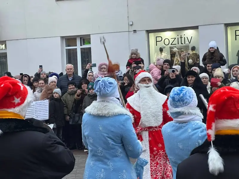 Дед Мороз и его оркестр прошли по Бресту новогодним арт-парадом