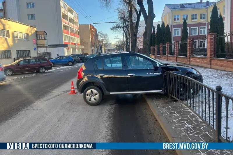 Перепутал педали: в Бресте «Рено» сбил женщину, задел две легковушки и врезался в забор