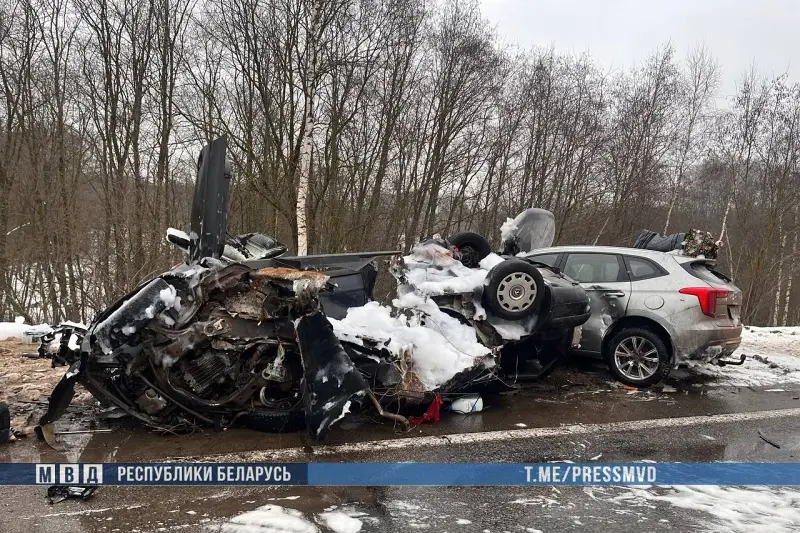 На Витебщине легковушку вынесло на встречку: один человек погиб, шестеро пострадали