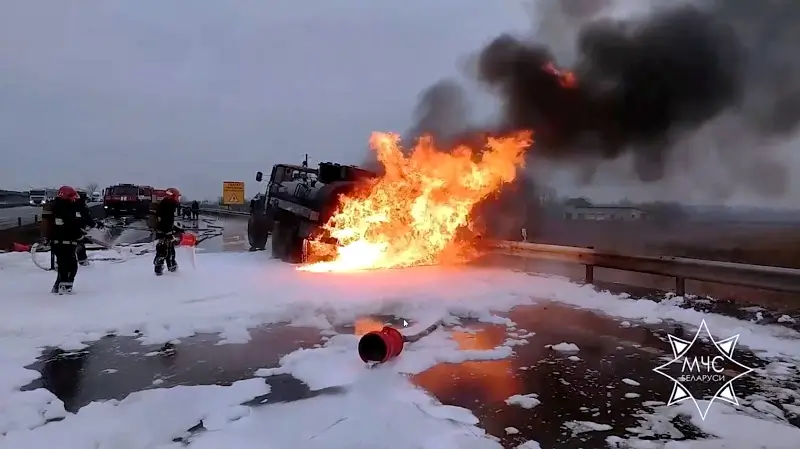 В Бобруйском районе на трассе полыхал бензовоз