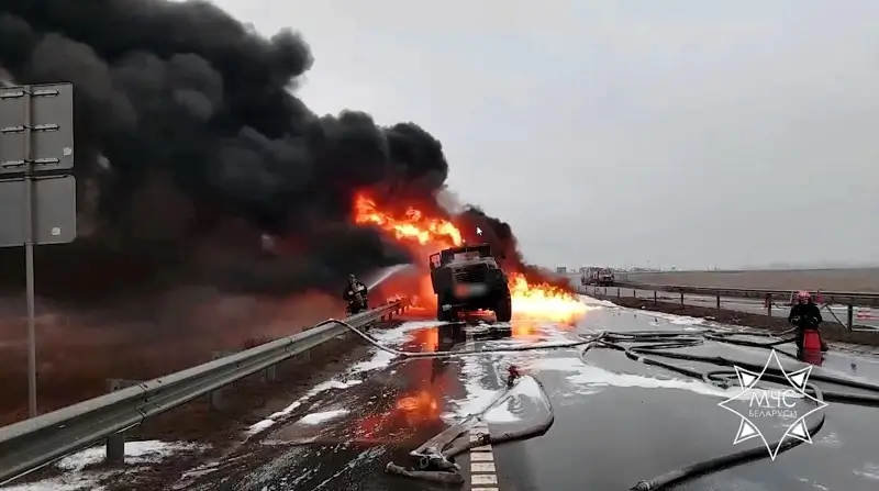 В Бобруйском районе на трассе полыхал бензовоз