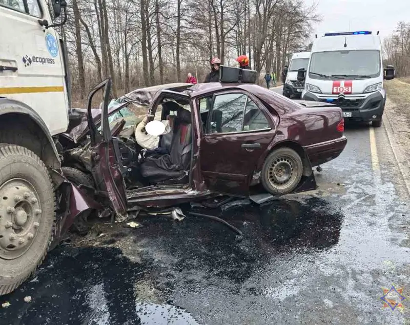 В Кобринском районе легковушка угодила под встречный грузовик: как спасали водителя