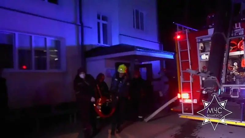 Лежал в спальне на полу: в Бресте спасли хозяина горевшей квартиры