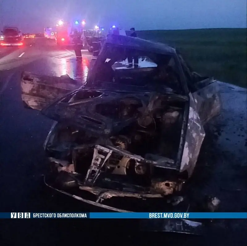 На М1 в «Ауди» врезались легковушка и автобус: машина загорелась, водитель погиб