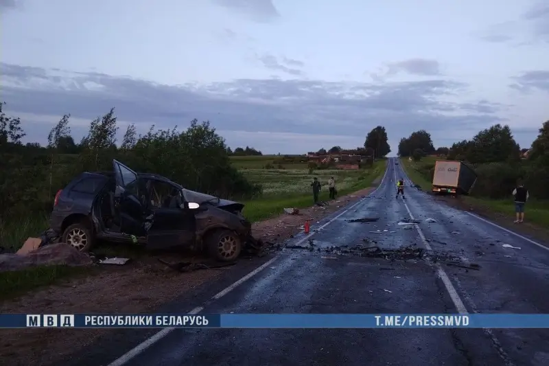 На Витебщине легковушка выехала под встречную фуру: двое погибших