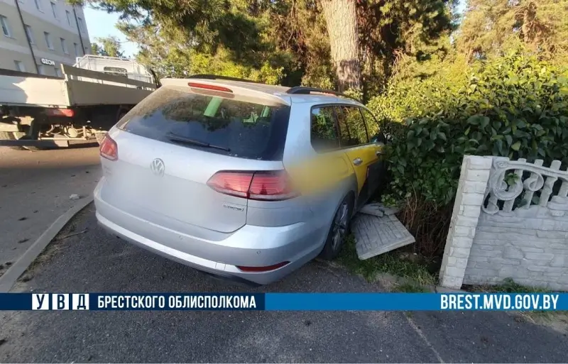 В Барановичах такси с пассажирами снесло два пролета забора