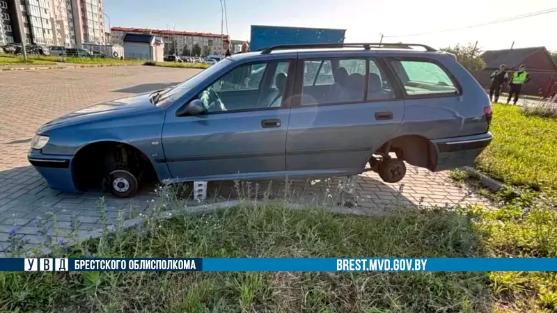 Вместо колес — кирпичи: как у барановичанина разули «Пежо» Вместо колес — кирпичи: как у барановичанина разули «Пежо»