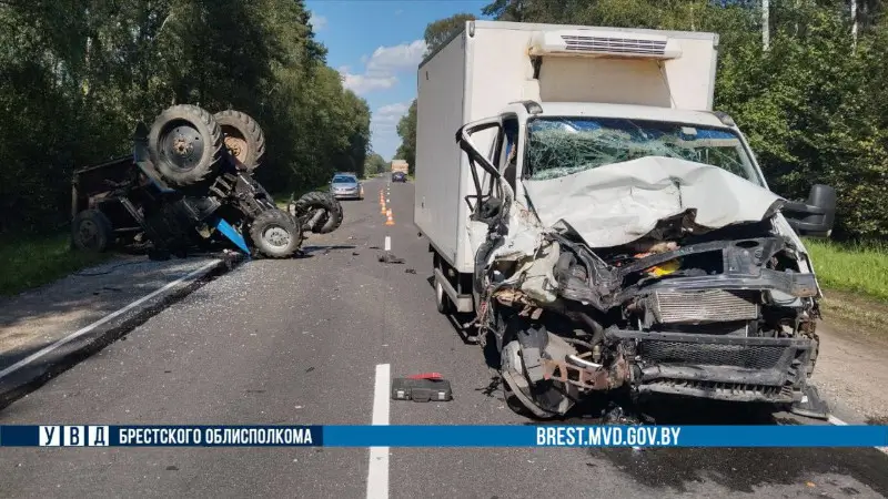 В Пружанском районе автофургон опрокинул трактор В Пружанском районе автофургон опрокинул трактор