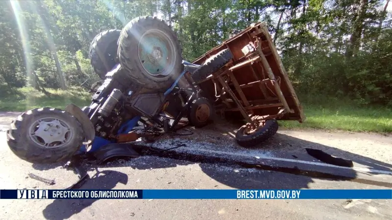 В Пружанском районе автофургон опрокинул трактор В Пружанском районе автофургон опрокинул трактор