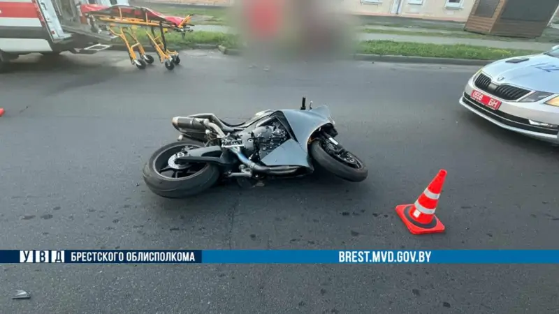 Не учел особенности своей «Ямахи»: в Бресте опрокинулся мотоциклист Не учел особенности своей «Ямахи»: в Бресте опрокинулся мотоциклист