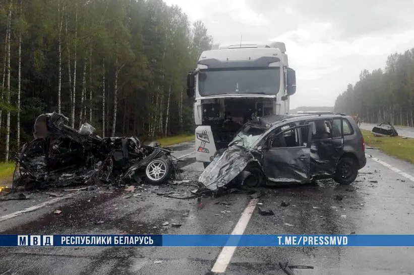 Лобовое ДТП на М1: в столкновении двух легковушек и грузовика погибли 5 человек Лобовое ДТП на М1: в столкновении двух легковушек и грузовика погибли 5 человек