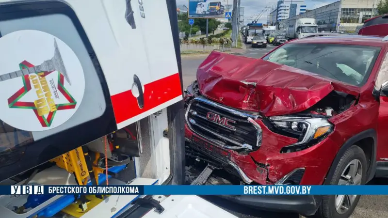 В Бресте опрокинулась скорая помощь В Бресте опрокинулась скорая помощь
