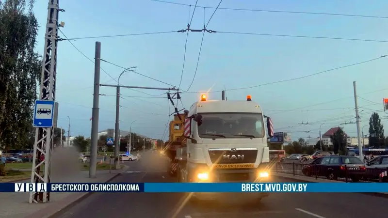 В Бресте грузовик повредил контактную троллейбусную сеть и 5 машин В Бресте грузовик повредил контактную троллейбусную сеть и 5 машин