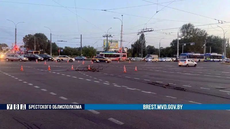 В Бресте грузовик повредил контактную троллейбусную сеть и 5 машин В Бресте грузовик повредил контактную троллейбусную сеть и 5 машин