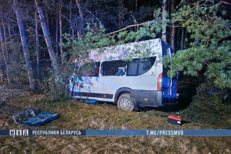 Под Вилейкой прицеп занесло на встречный микроавтобус: 8 человек попали в больницу Под Вилейкой прицеп занесло на встречный микроавтобус: 8 человек попали в больницу