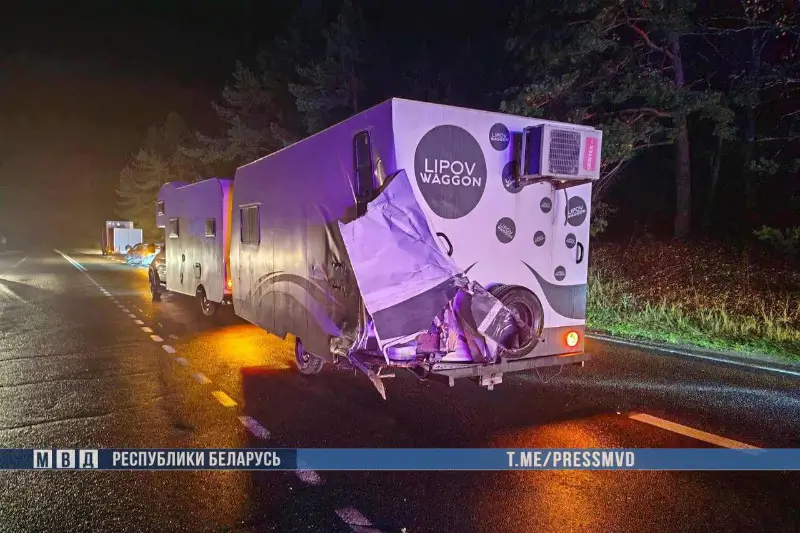 Под Вилейкой прицеп занесло на встречный микроавтобус: 8 человек попали в больницу Под Вилейкой прицеп занесло на встречный микроавтобус: 8 человек попали в больницу