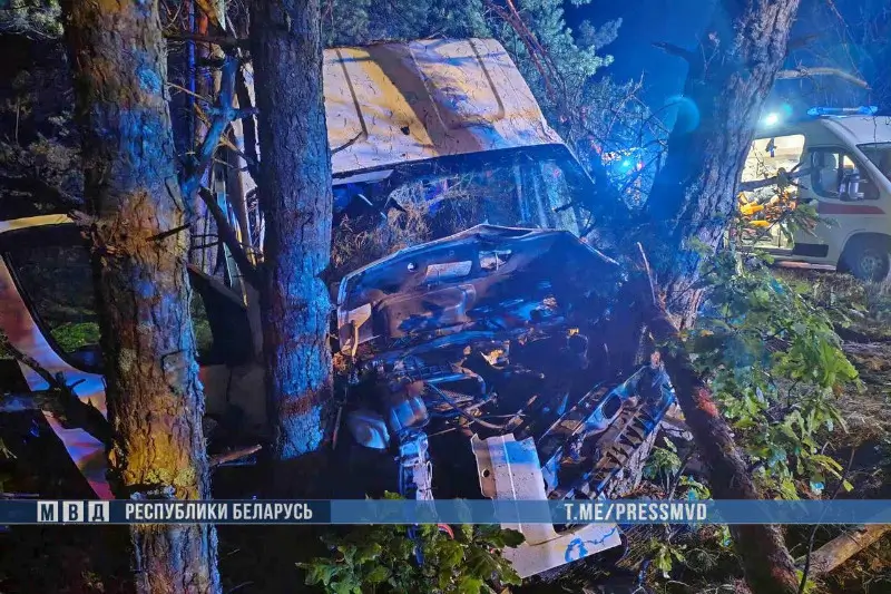 Под Вилейкой прицеп занесло на встречный микроавтобус: 8 человек попали в больницу Под Вилейкой прицеп занесло на встречный микроавтобус: 8 человек попали в больницу