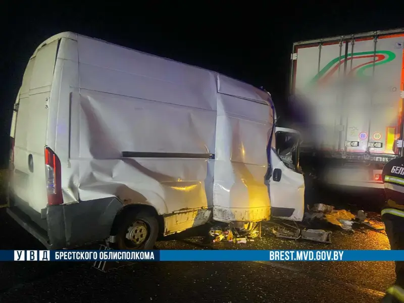 Под Барановичами автофургон врезался в грузовик: погиб 19-летний парень Под Барановичами автофургон врезался в грузовик: погиб 19-летний парень