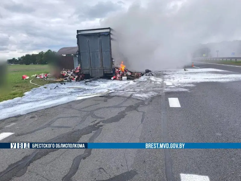 На М1 у грузовика сгорел прицеп