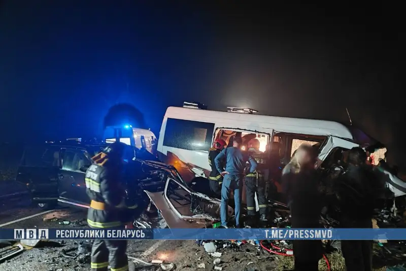 На Гомельщине лоб в лоб столкнулись маршрутка и внедорожник: шестеро погибших