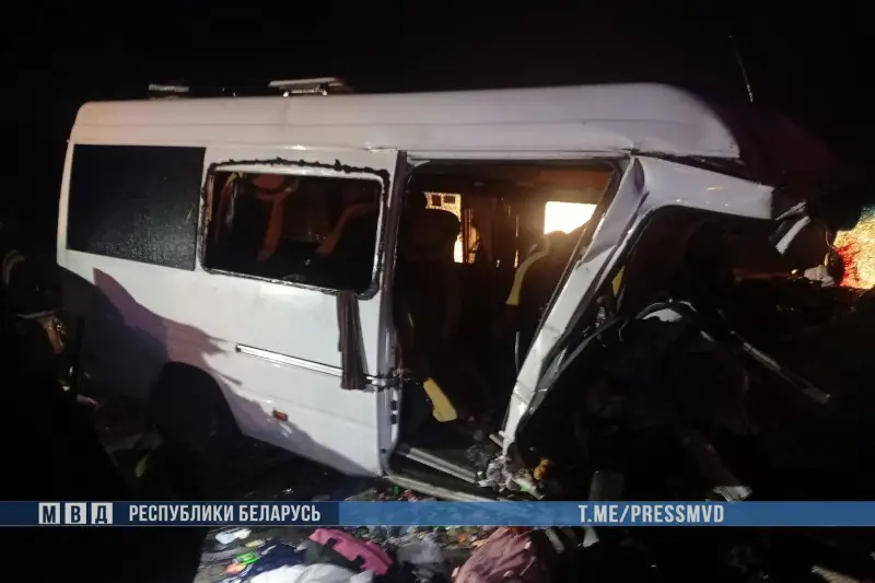 На Гомельщине лоб в лоб столкнулись маршрутка и внедорожник: шестеро погибших