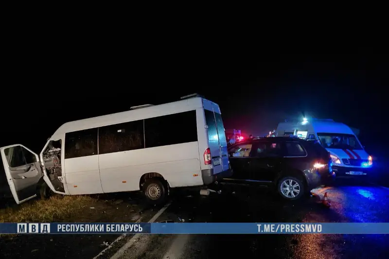 На Гомельщине лоб в лоб столкнулись маршрутка и внедорожник: шестеро погибших