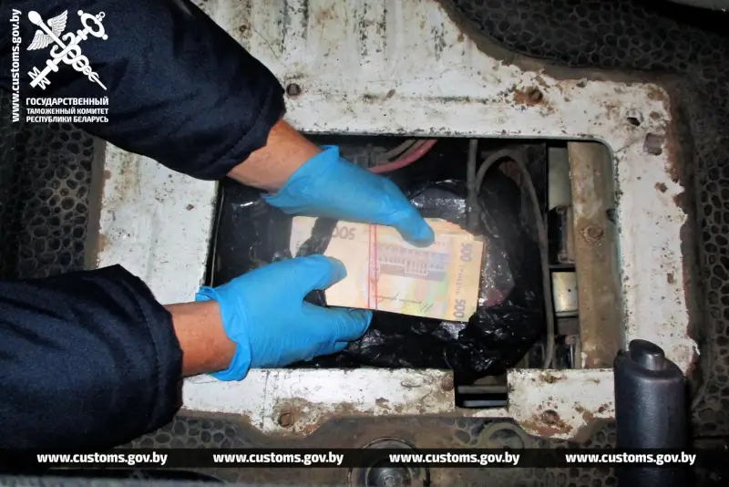 Выезжавшая из Беларуси гражданка Украины спрятала в тайнике крупную сумму гривен: возбуждено дело Выезжавшая из Беларуси гражданка Украины спрятала в тайнике крупную сумму гривен: возбуждено дело