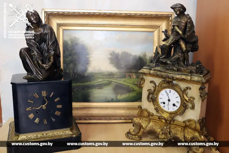Картина маслом и каминные часы. Белорус вез домой культурные ценности, а задекларировать забыл