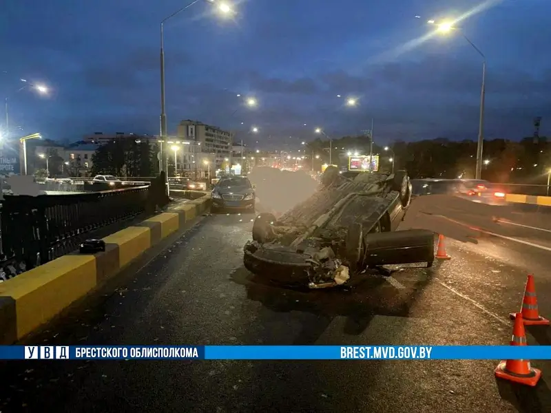В Бресте на путепроводе по ул. Ленина опрокинулся «Ровер»