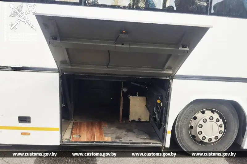 В ПП «Брест» у водителя изъяли спрятанное топливо. Вместе с автобусом