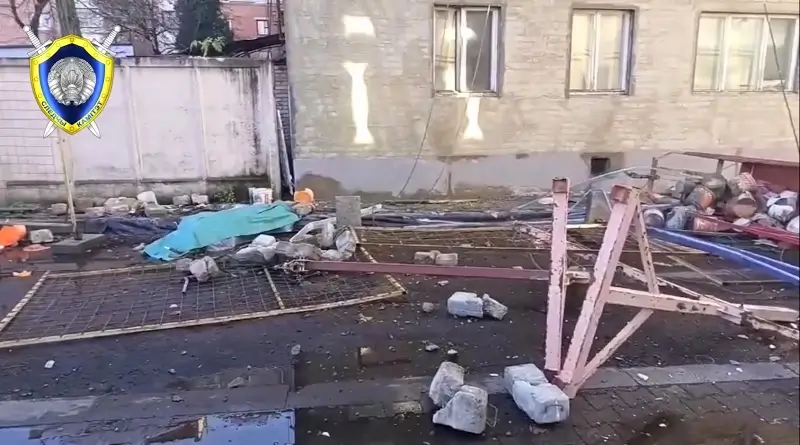 В Бресте упала люлька с рабочими, один погиб В Бресте упала люлька с рабочими, один погиб
