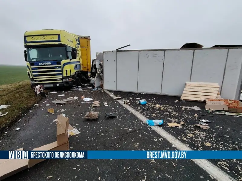 Под Барановичами грузовик опрокинулся после столкновения с фурой