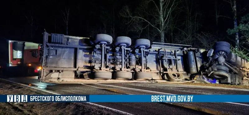 В Пружанском районе опрокинулась фура: водителя спасли В Пружанском районе опрокинулась фура: водителя спасли