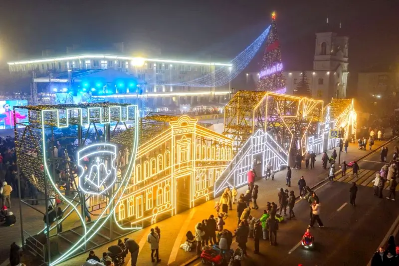 В Бресте зажгла огни главная новогодняя елка города: как это было