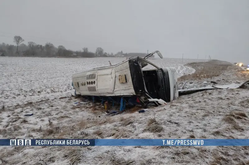 На М1 перевернулся автобус Москва-Брест: погибла женщина, шесть человек в больнице