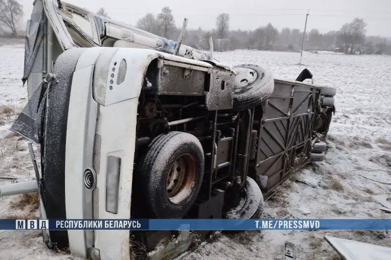На М1 перевернулся автобус Москва-Брест: погибла женщина, шесть человек в больнице
